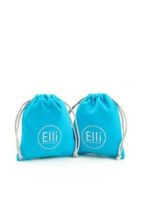 Dva tirkizna torbica sa vezicom napravljena od mekog materijala, sa kružnim bijelim logotipom na kojem piše "Elli by Julie & Grace" u središtu.