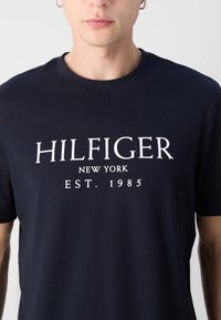 Tommy Hilfiger TEE - T-shirt con stampa - desert sky