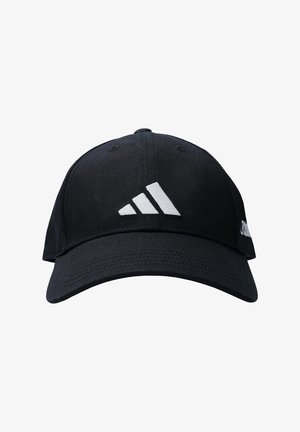 Zwarte baseballpet van stof met een gebogen klep. Heeft een wit logo met drie strepen aan de voorkant en een logo aan de zijkant.