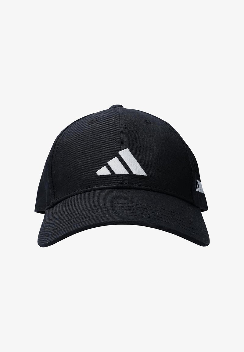 Schwarze Baseballkappe aus Stoff mit gebogenem Schirm. Vorderseite mit weißem Drei-Streifen-Logo und seitlich ein weiteres Logo.