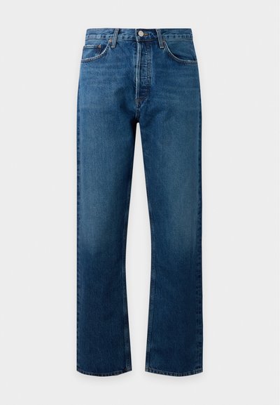 Jean en denim bleu coupe droite avec poches avant, passants pour ceinture et fermeture par bouton sur un fond clair uni.