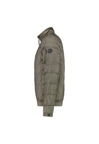 Groene gevoerde jacket met een hoge kraag, een ritszak op de arm en ribbels bij de manchetten. Het materiaal lijkt glad en licht van gewicht.