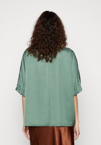 someday. ZATINI - T-shirt básica - pine green