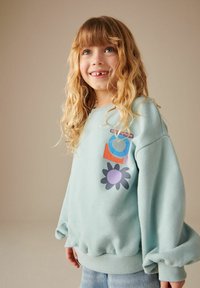 Next REGULAR FIT - Collegepaita - green floral shapes