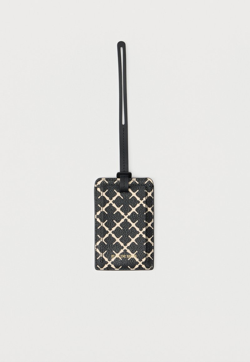 Δερμάτινη ετικέτα αποσκευών με μαύρο και μπεζ μοτίβο και λουράκι για στερέωση στις αποσκευές.