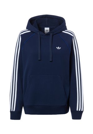 Granatowa bluza z kapturem z białym logo Adidas na piersi, białym wzorem trzech pasków na rękawach, kapturem z sznurkiem i przednią kieszenią kangurzą.