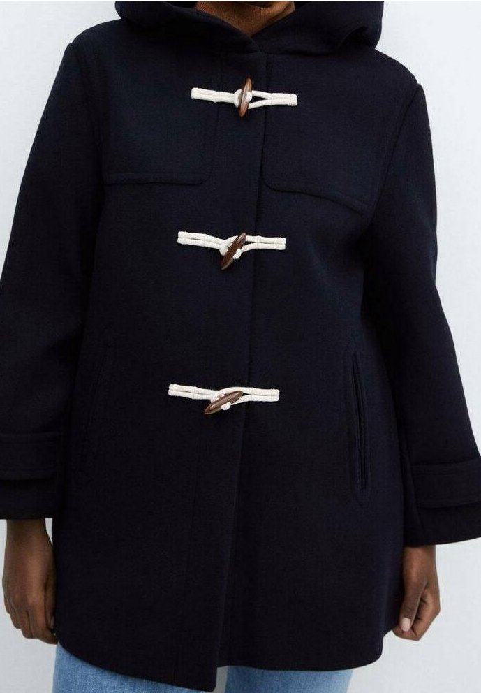 Cappotto di lana blu navy con cappuccio, chiusure a toggles con bottoni marroni, due tasche sul petto e maniche ampie. Tessuto morbido con un design sartoriale.