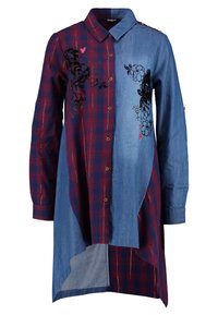 Abito camicia con maniche lunghe, metà in plaid rosso e metà in denim blu, con ricami floreali neri su entrambi i lati e bottoni frontali.