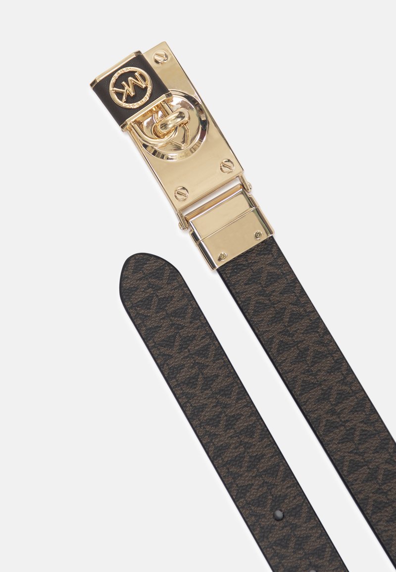 Braun und schwarz gemusterter Gürtel mit einer glänzenden goldenen Schnalle, die einen kreisförmigen Verschluss und Logodetails auf einem weißen Hintergrund aufweist.