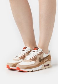 Nike Sportswear AIR MAX 90 SE  - Matalavartiset tennarit - pale ivory/picante red/summit white/oatmeal desert/ale brown