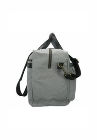 Sac en toile gris avec une surface texturée, doté d'une bandoulière en cuir noir, d'une fermeture éclair sur le dessus et d'une poche latérale pour un rangement supplémentaire.