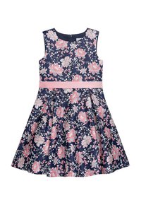 Blumenkleid mit marineblauem Grundton und pinken sowie weißen Blumen, ärmelloses Design und einem pinken Taillenband. Rock mit Falten.