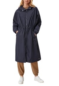 Námořnická modrá, dlouhá lehká raincoat s kapucí, elastickými manžetami, stahovacími pasem a zipovými kapsami. Hladký povrch, minimalistický design.