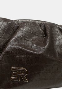 Borsa a mano marrone in similpelle con motivo a coccodrillo testurizzato, design arricciato e dettaglio logo in tono oro su un lato.