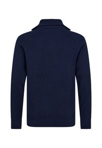 Pull en maille bleu marine avec une texture côtelée, col à revers et manches longues. Design simple sans éléments métalliques ou accents visibles.