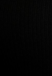 Tessuto nero a coste con righe verticali, che presenta una texture liscia e un motivo uniforme, adatto per vari capi d'abbigliamento.