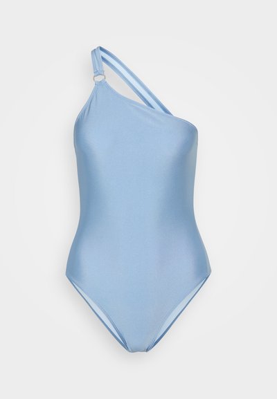 Lyseblå badedrakt med én skulderstropp, blank tekstur og en sirkelformet detalj i metall på stroppen.