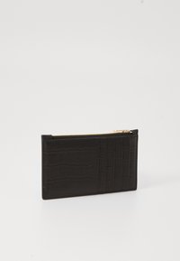Portafoglio in pelle nera con texture a coccodrillo, dotato di chiusura con zipper e scomparti per carte su un lato. Design slim e rettangolare.
