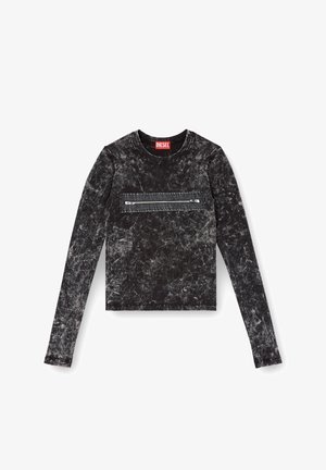Camisa negra de manga larga con un patrón texturizado y desgastado. Cuenta con un bolsillo en el pecho con una cremallera plateada y un escote redondeado.