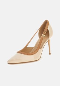Beżowe lakierowane szpilki z ostrym noskiem, nude skórzanym paskiem i złotymi akcentami. Posiadają wycięty wzór.