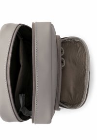 Szara torebka z materiału syntetycznego o gładkiej powierzchni z zamkiem błyskawicznym u góry oraz przestronnym wnętrzem wyściełanym miękką podszewką.