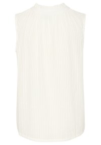 Haut sans manches, blanc, avec une texture plissée, un col rond et des détails froncés au niveau du col. Tissu lisse avec de subtiles rayures verticales.