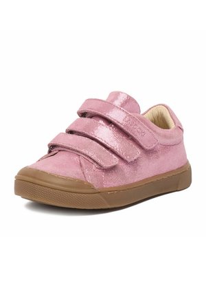 Roze peutersneaker met drie klittenbandsluitingen en een bruine rubberen zool, ontworpen voor eenvoudig sluiten en comfort.