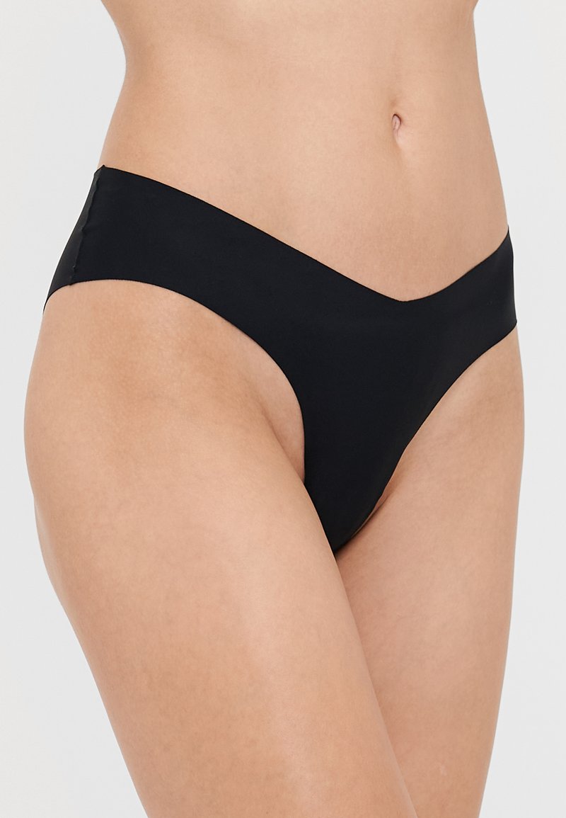 Biancheria intima nera con una texture liscia e opaca. Presenta un design a vita bassa e una silhouette elegante e minimale. Nessuna parte metallica o dettagli visibili.