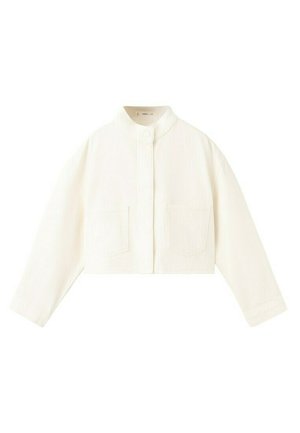 Veste courte couleur blanc cassé à manches longues, col montant, fermeture avant par boutons-pression et deux poches plaquées à l'avant.