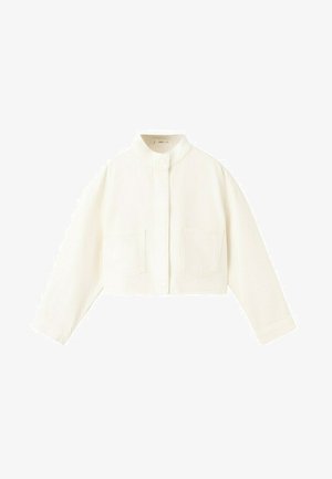 Veste courte couleur blanc cassé à manches longues, col montant, fermeture avant par boutons-pression et deux poches plaquées à l'avant.