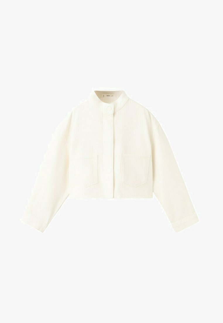 Veste courte couleur blanc cassé à manches longues, col montant, fermeture avant par boutons-pression et deux poches plaquées à l'avant.