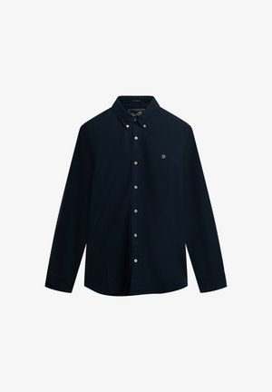 Camisa de manga larga de algodón en color azul marino, con cuello abotonado, botones en el frente y pequeño logo bordado en el pecho. Textura lisa.