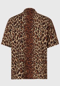 Camisa de manga corta con un estampado de leopardo en colores marrón, negro y tostado, con un corte relajado y una textura suave.