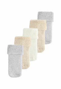 Fem par varme, foldede strømper i grå, beige og off-white nuancer arrangeret diagonalt på en hvid baggrund.