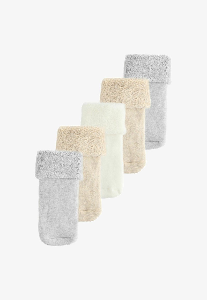 Fünf Paare gemütlicher, gefalteter Socken in Grau-, Beige- und Off-White-Tönen, die diagonal auf einem weißen Hintergrund angeordnet sind.