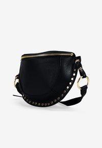 Bolso de cuero negro tipo bandolera con forma redondeada, cremallera dorada y tachuelas metálicas decorando el borde. Correa ajustable para mayor comodidad.