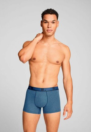 Blaue Baumwoll-Boxershorts mit einem kontrastierenden marineblauen Waistband, das das "PUMA"-Logo trägt. Das Design ist enganliegend, mit einer glatten Textur und ohne Muster.