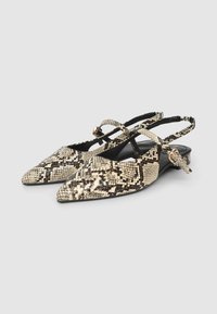 Décolleté slingback con punta a punta in motivo stampa serpente nero e beige, con cinturini regolabili e tacco a blocco basso.