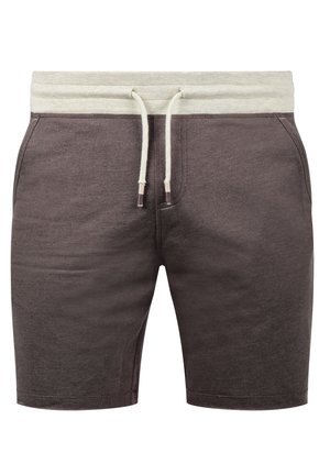 Pilki sportiniai šortai iš minkštos medžiagos, turintys elastingą raištelį liemeniui, šonines kišenes ir lygią tekstūrą.