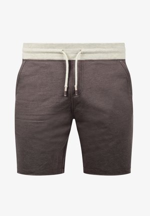 Pilki sportiniai šortai iš minkštos medžiagos, turintys elastingą raištelį liemeniui, šonines kišenes ir lygią tekstūrą.