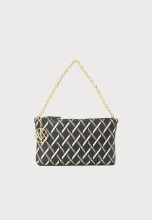 Clutch nera intrecciata con tracolla dorata, caratterizzata da un motivo geometrico e un pendente con logo. Chiusura a zip nella parte superiore.