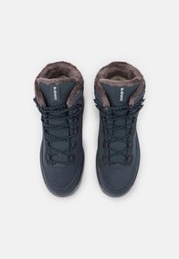 Dunkelblaue Winterstiefel mit Kunstfellfutter, runder Zehenpartie und strukturierten Sohlen. Mit mehrfarbigen Schnürsenkeln und gepolstertem Knöchelbereich.