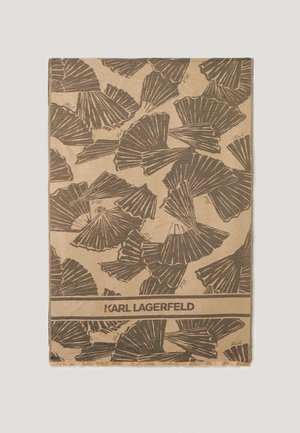 Brąszczyk w kolorze brązowym z czarnym wzorem liści miłorzębu, teksturowane wykończenie i frędzle na brzegach. Logo "KARL LAGERFELD" nadrukowane na dole.