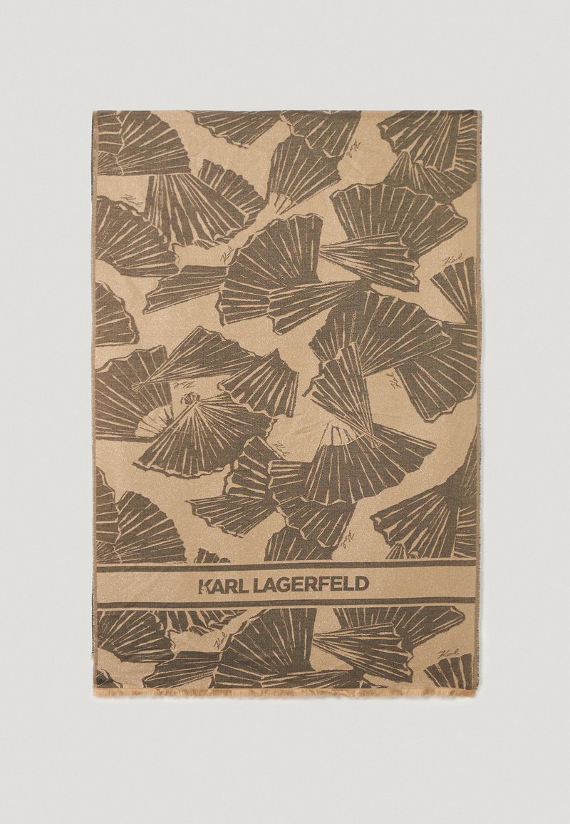 Brun tørklæde med et mønster af sorte ginkgo-blade, tekstureret overflade og frynser langs kanterne. "KARL LAGERFELD" logoet trykt i bunden.