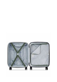 Valigia rigida di colore verde scuro con una fodera interna geometrica. Presenta cinghie incrociate e una tasca con zip. Quattro ruote multidirezionali.