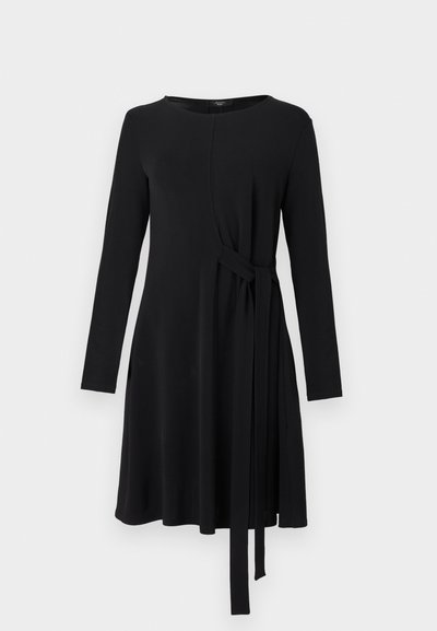 Fekete, hosszú ujjú ruha sima anyagból, átfedős szabással és derékrészen megkötős részlettel. Egyenes szabású, térdig érő.
