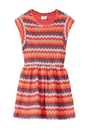 Bezrekawowa dzianinowa sukienka w czerwone, pomarańczowe, fioletowe i białe paski zygzakowate oraz marszczoną talią marki s.Oliver.