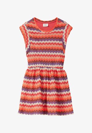Bezrekawowa dzianinowa sukienka w czerwone, pomarańczowe, fioletowe i białe paski zygzakowate oraz marszczoną talią marki s.Oliver.