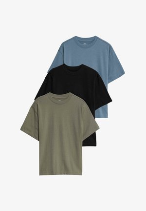Trzy t-shirty: jeden oliwkowy, jeden czarny i jeden jasnoniebieski. Charakteryzują się luźnym krojem, krótkimi rękawami i okrągłymi dekoltami.