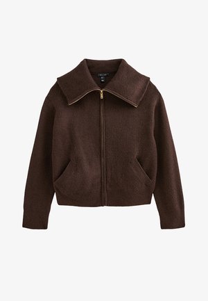 Giacca in pile marrone con zip, ampio colletto, due tasche frontali e dettagli della zip dorati. Texture morbida, design cropped.